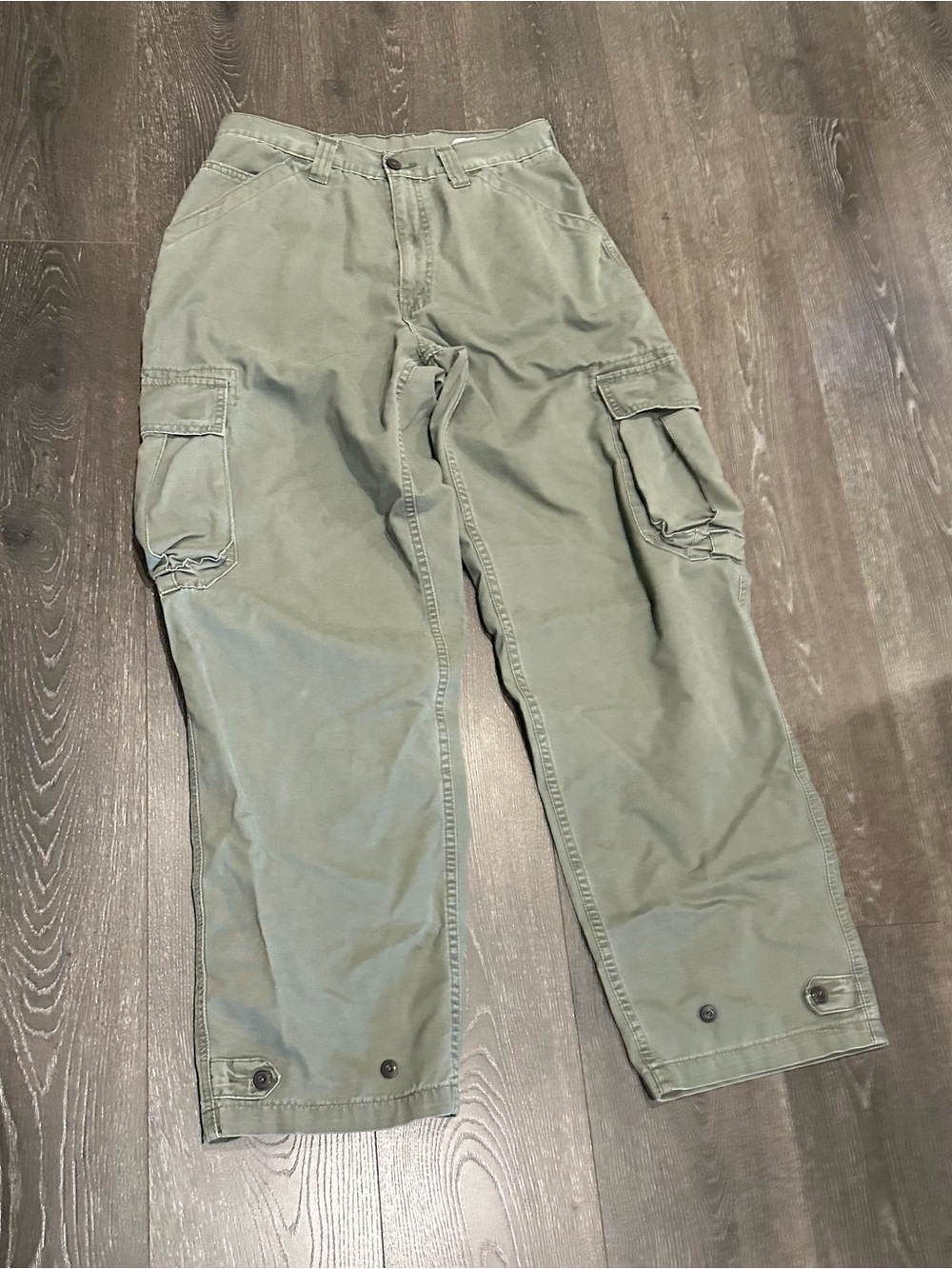 Vintage Levi’s Green Cargo Pants with Utility Military Pockets Mens Size 33X34 Y